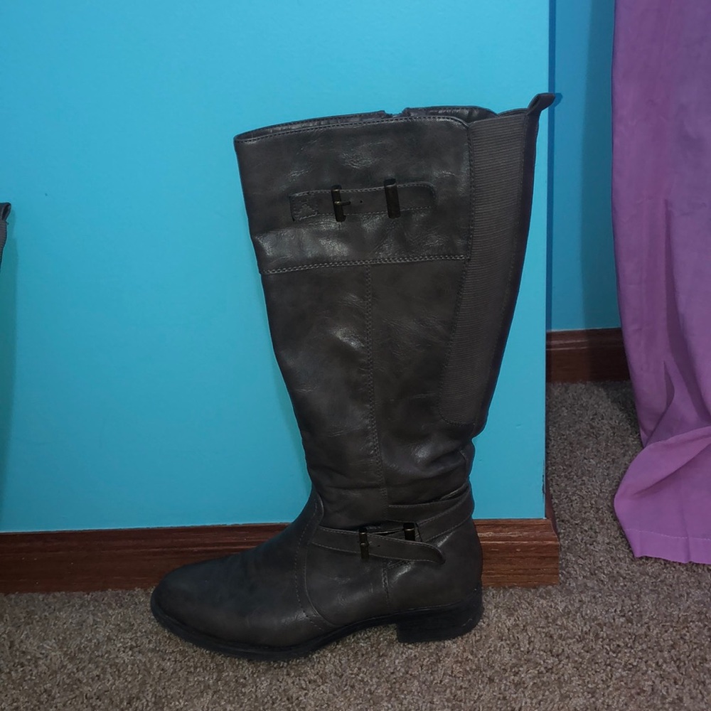 GREAT CONDITION GREY BOOTS